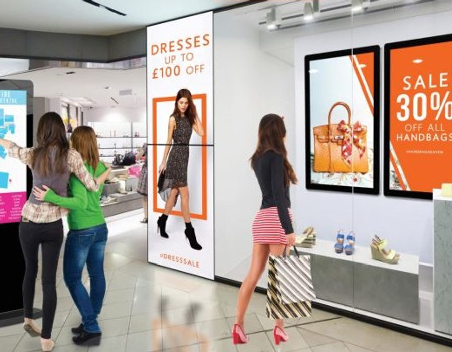 Pantallas de señalización digital en una tienda